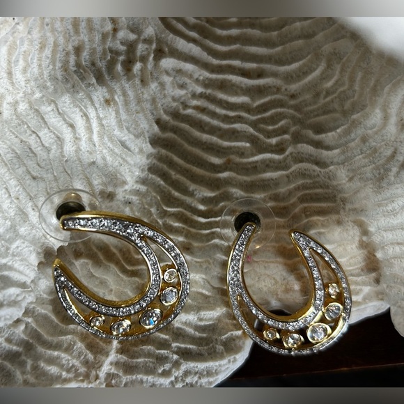 BUTLER Classic Crystal Earrings with Goldtone Finish. Absolutely Stunning - Picture 5 of 13